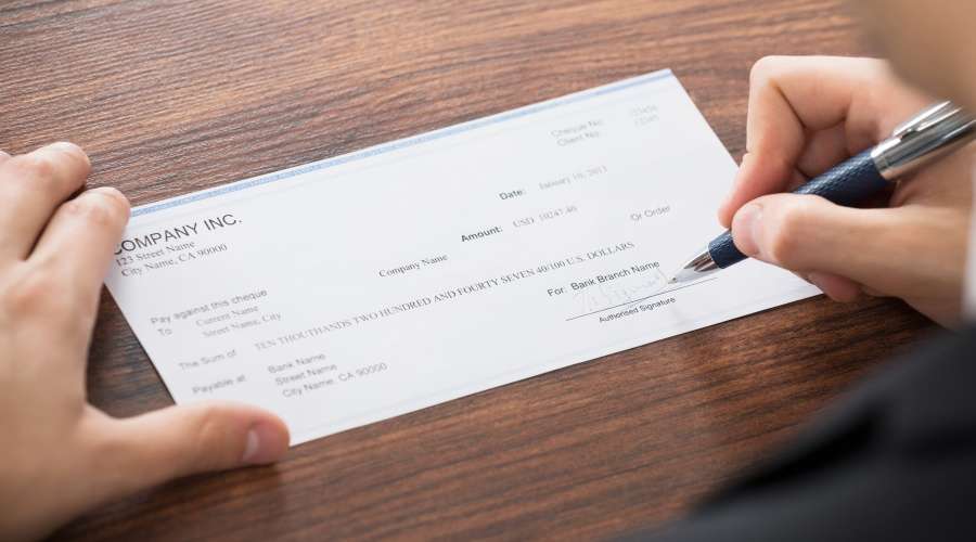 شکایت چک برگشتی به صورت حقوقی سریعتر است یا کیفری؟